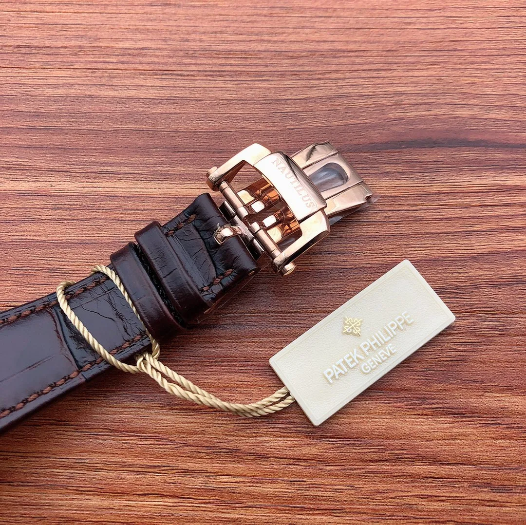 【Top Replica】💰5200! PF shockingly produces Patek Philippe 🎮King of Steel Watches 5711R Nautilus King of Steel Watches PP Patek Philippe 5711 is the best detoxification solution on the Internet, with Patek Philippe 9015 modified Cal.324 self-winding movement (non-domestic machine modification) 40x10mm, 🎮Customized ergonomic strap, the middle bead of the steel strap is diamond-shaped, and the best-selling style in the market Combined with genuine products. The polishing of the case is more perfect and comes with a full set of original Patek Philippe double-sealed packaging boxes, giving you the best Patek Philippe experience on the Internet. 🎮Sanjie exquisitely recommends men’s fully automatic mechanical movement men’s watches. SJ carefully creates ultra-realistic photo shoots for you.